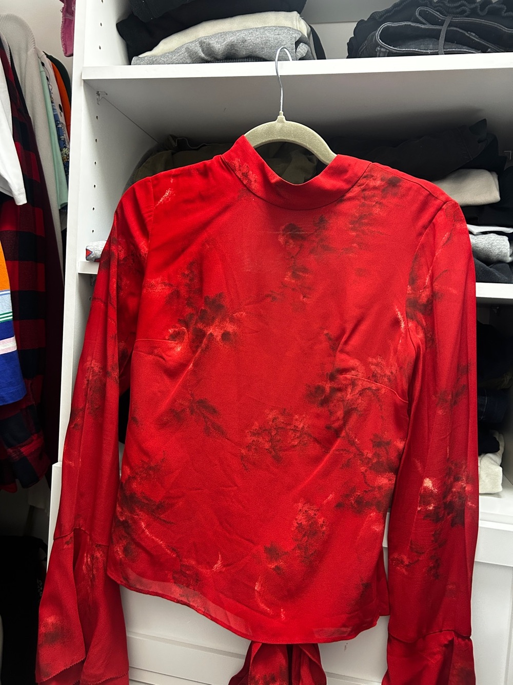 Roxana top in a vermillion red floral print, featuring a mock neck & flutter sle - Picture 6 of 13
